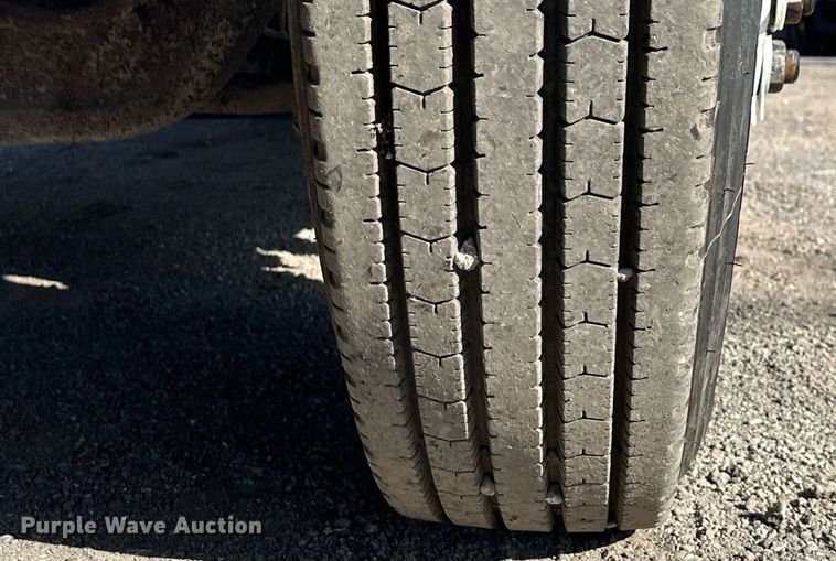 image for item DS2907 1999 Kenworth  T800 vacuum truck