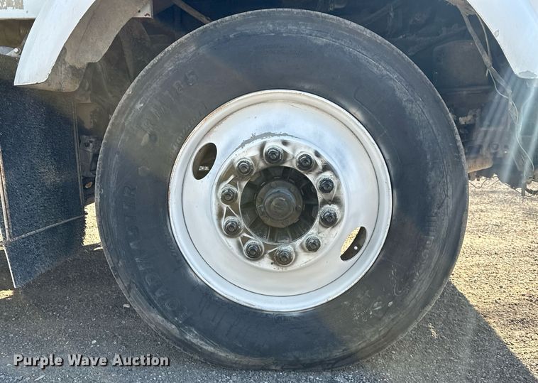 image for item DS2907 1999 Kenworth  T800 vacuum truck