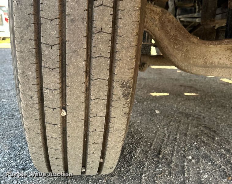 image for item DS2907 1999 Kenworth  T800 vacuum truck