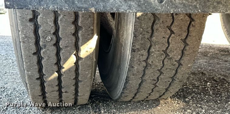 image for item DS2907 1999 Kenworth  T800 vacuum truck