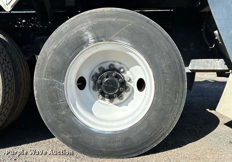 image for item DS2907 1999 Kenworth  T800 vacuum truck