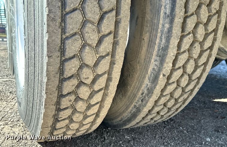 image for item DS2907 1999 Kenworth  T800 vacuum truck