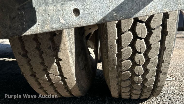 image for item DS2907 1999 Kenworth  T800 vacuum truck