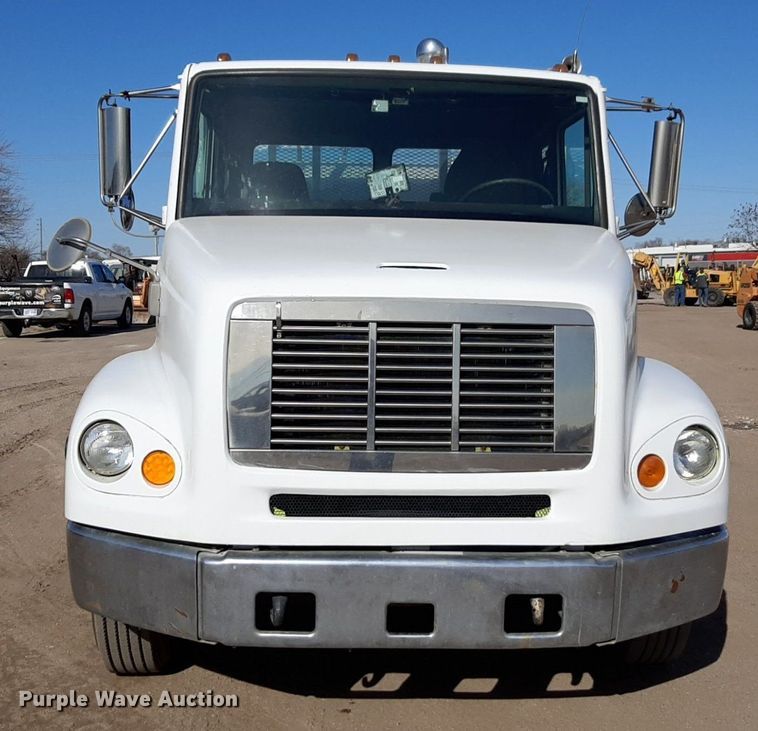 image for item DV9845 1996 Freightliner FL112 flatbed truck