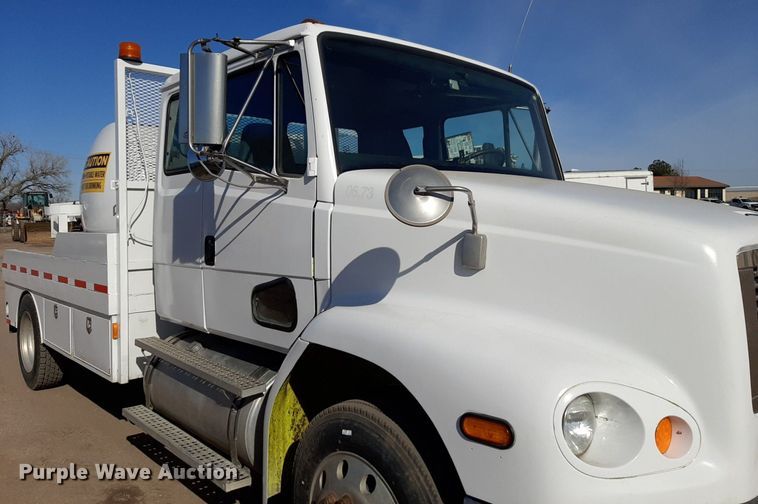 image for item DV9845 1996 Freightliner FL112 flatbed truck