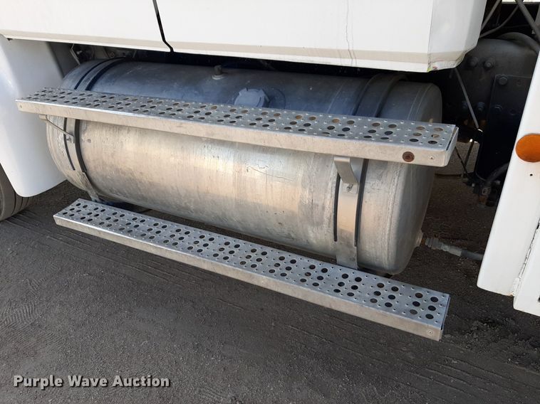 image for item DV9845 1996 Freightliner FL112 flatbed truck