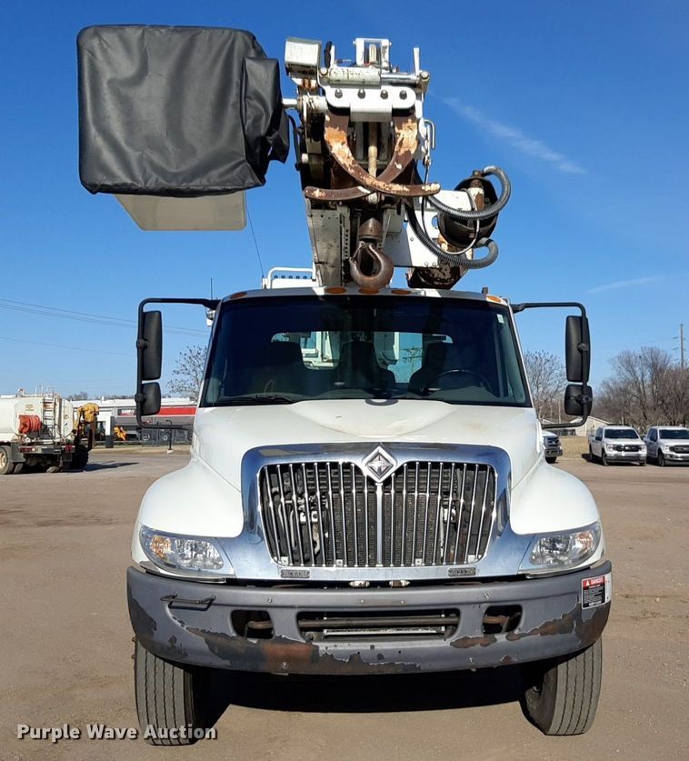 image for item DV9846 2008 International 4300 digger derrick truck