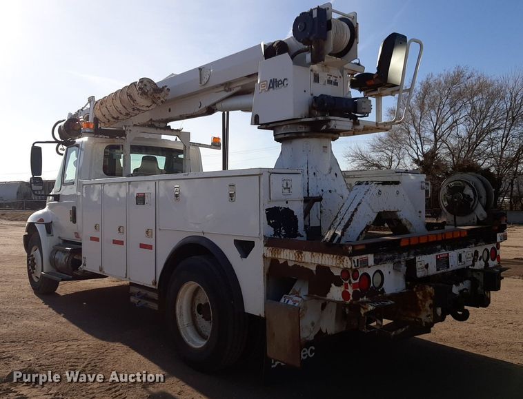 image for item DV9846 2008 International 4300 digger derrick truck