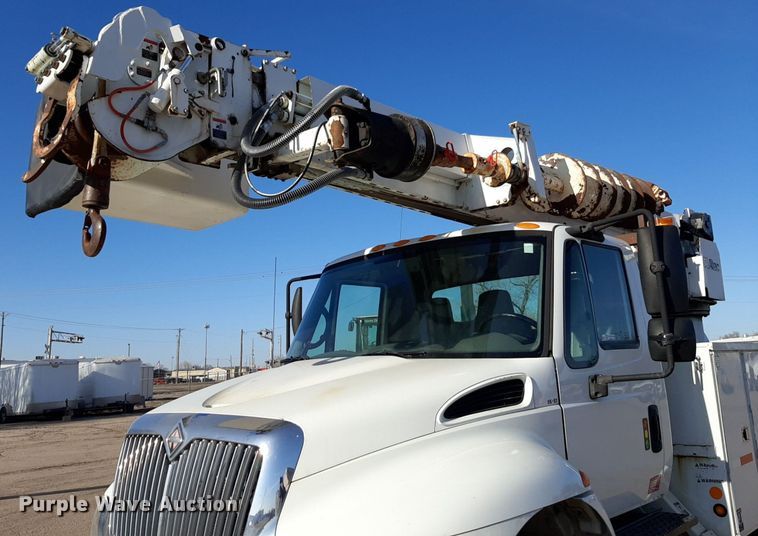 image for item DV9846 2008 International 4300 digger derrick truck