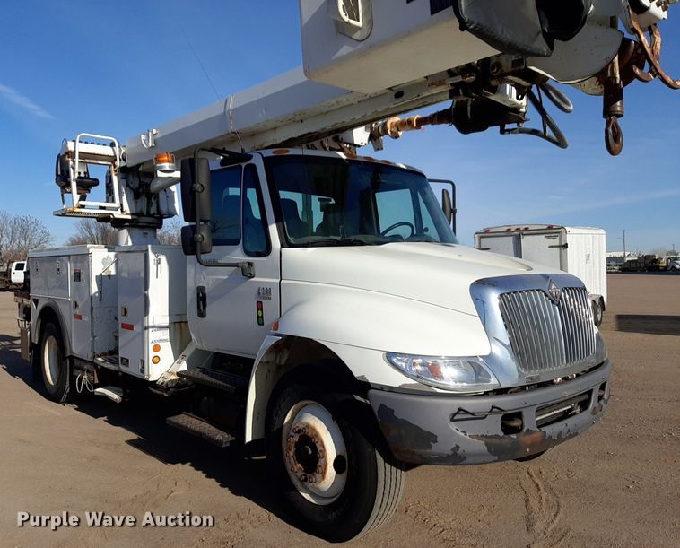 image for item DV9846 2008 International 4300 digger derrick truck