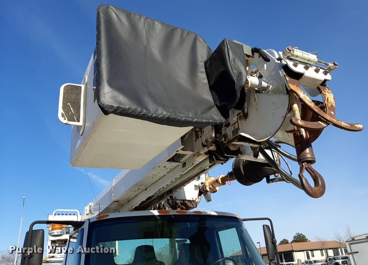 image for item DV9846 2008 International 4300 digger derrick truck