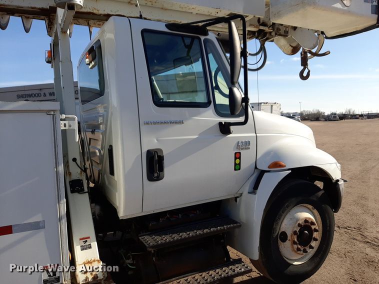 image for item DV9846 2008 International 4300 digger derrick truck
