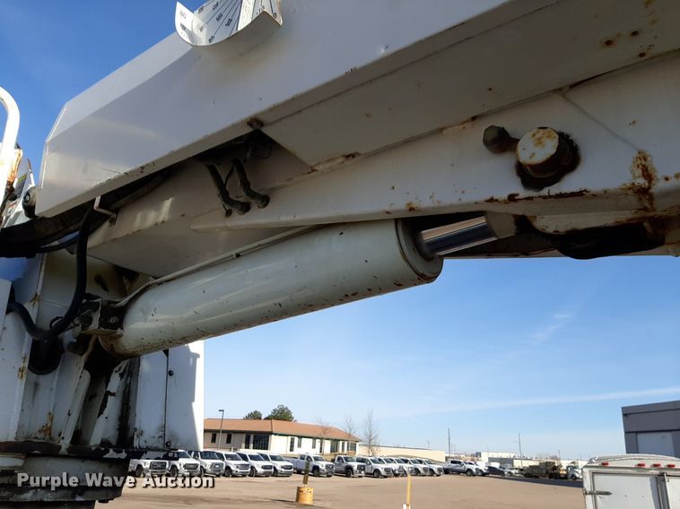 image for item DV9846 2008 International 4300 digger derrick truck