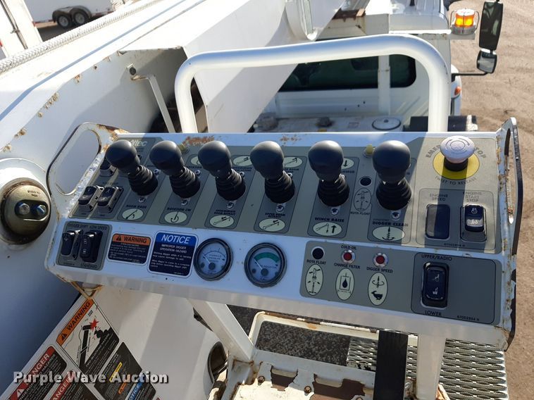 image for item DV9846 2008 International 4300 digger derrick truck