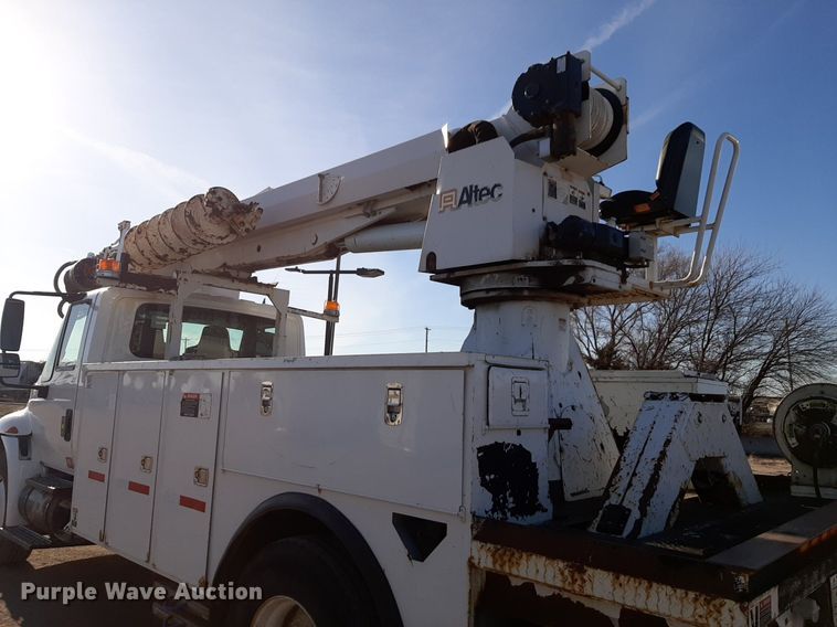 image for item DV9846 2008 International 4300 digger derrick truck