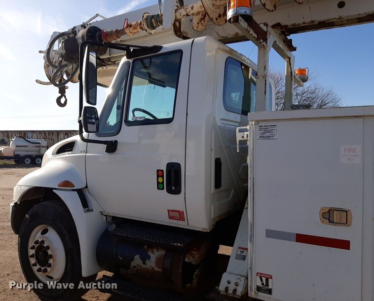 image for item DV9846 2008 International 4300 digger derrick truck