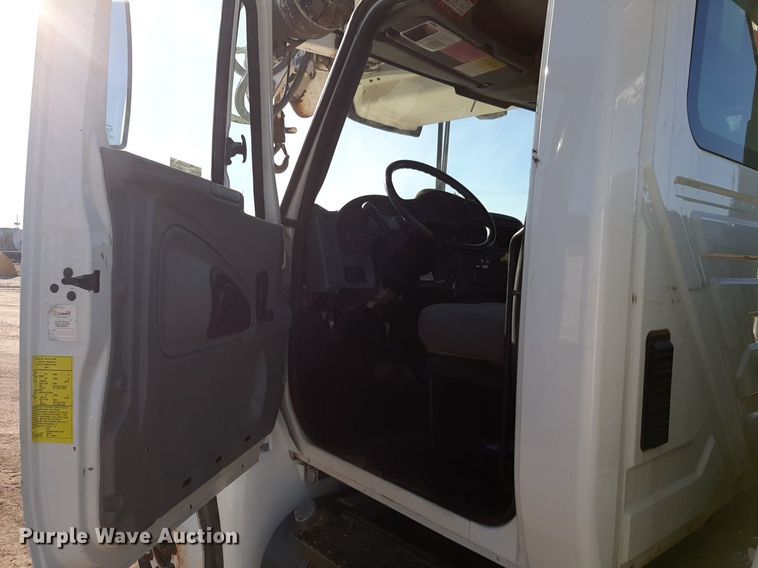 image for item DV9846 2008 International 4300 digger derrick truck