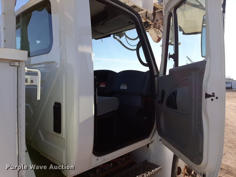 image for item DV9846 2008 International 4300 digger derrick truck