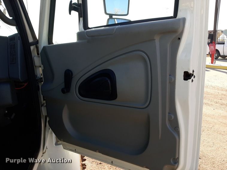 image for item DV9846 2008 International 4300 digger derrick truck