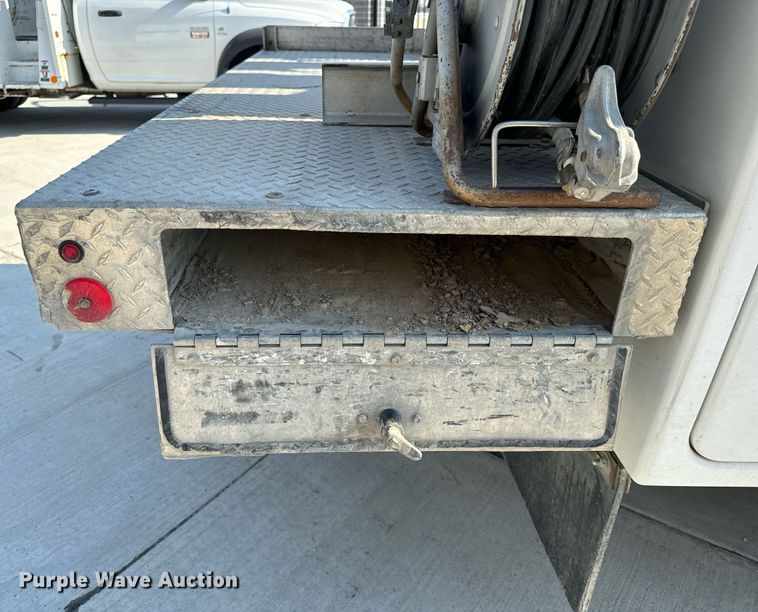 image for item EH6523 2014 Dodge Ram 5500HD bucket truck