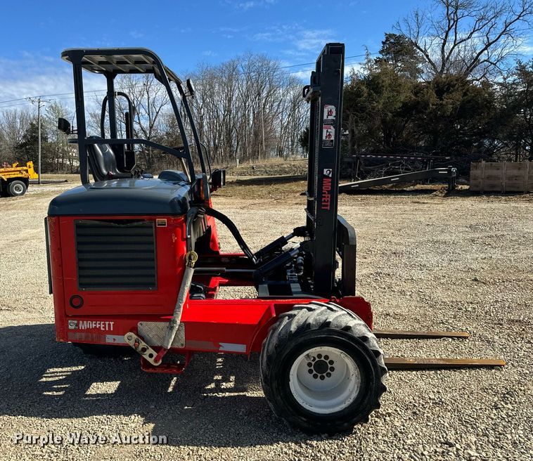 image for item EH6548 2006 Moffett M55 forklift