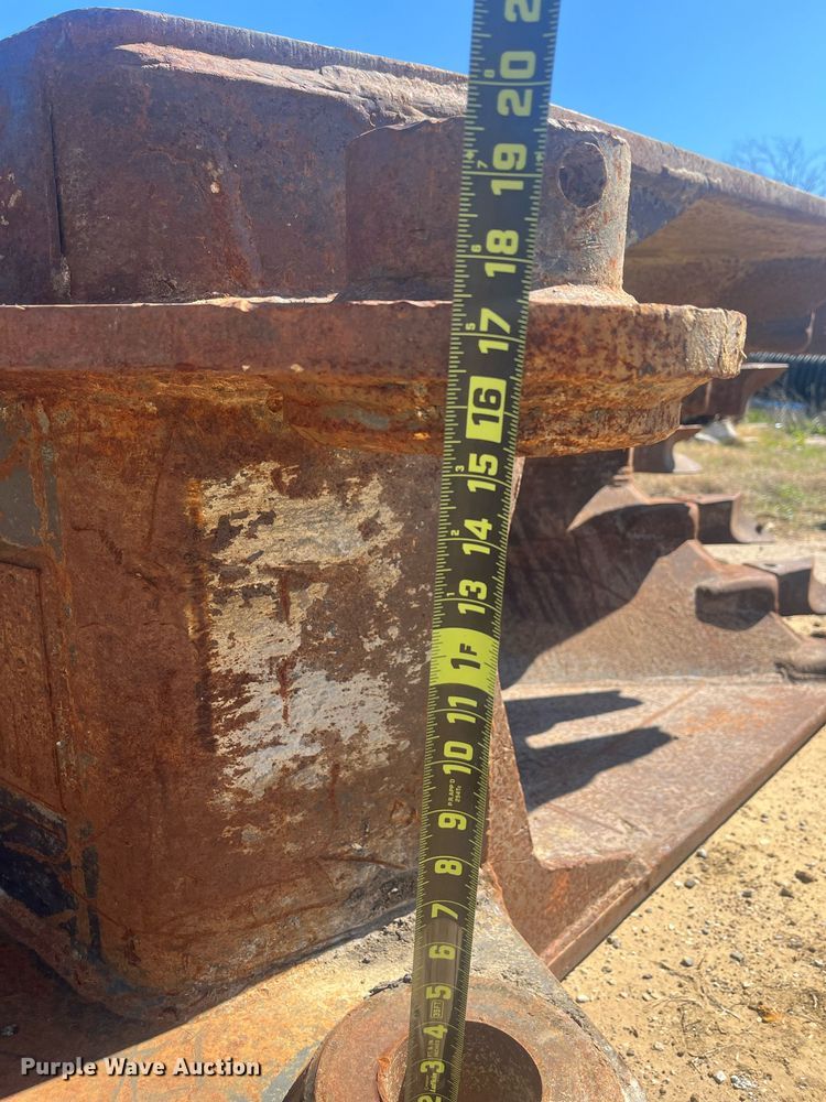 image for item EI0689 Hensley excavator bucket