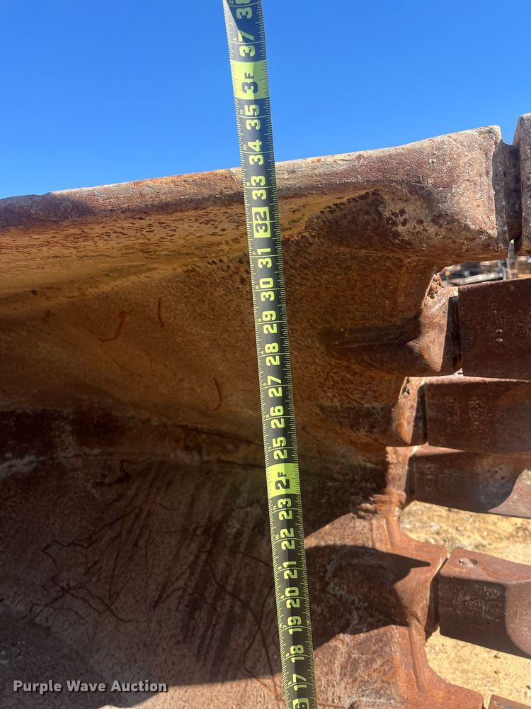 image for item EI0689 Hensley excavator bucket