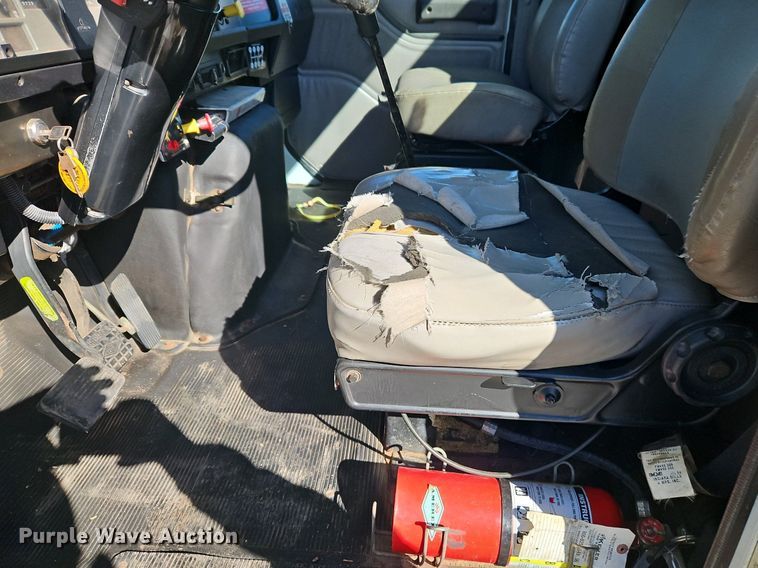 image for item EI3575 2000 International 4700 bucket truck