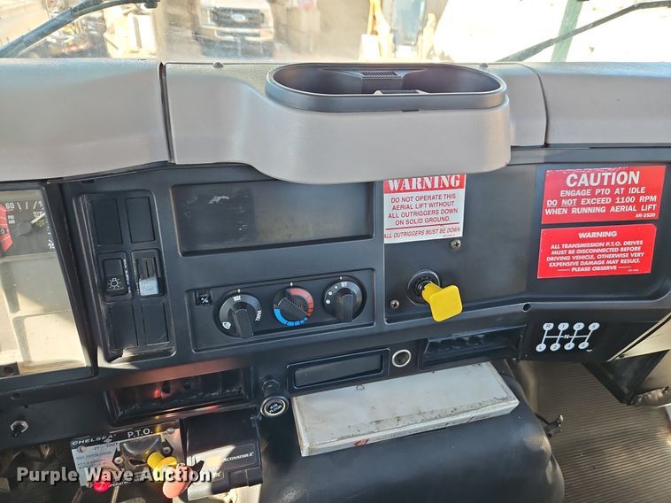 image for item EI3575 2000 International 4700 bucket truck