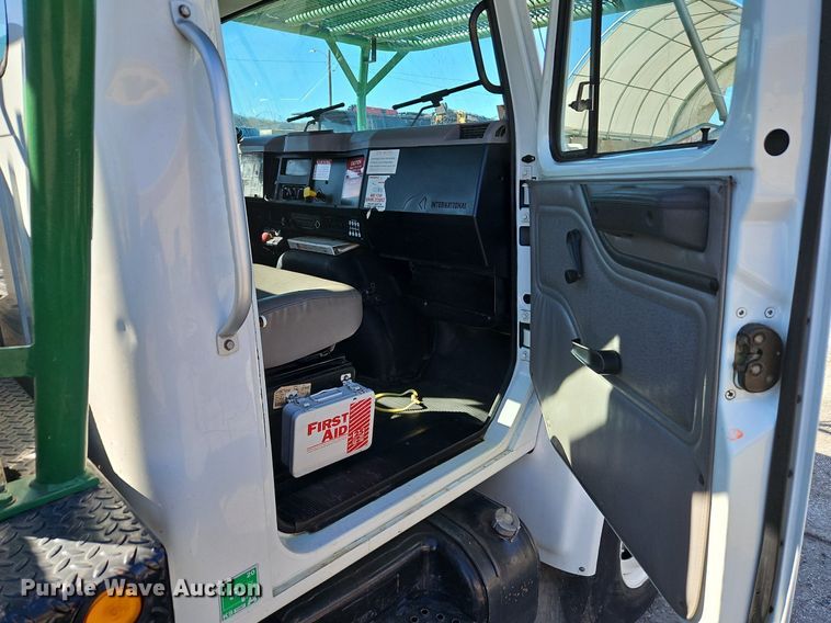 image for item EI3575 2000 International 4700 bucket truck