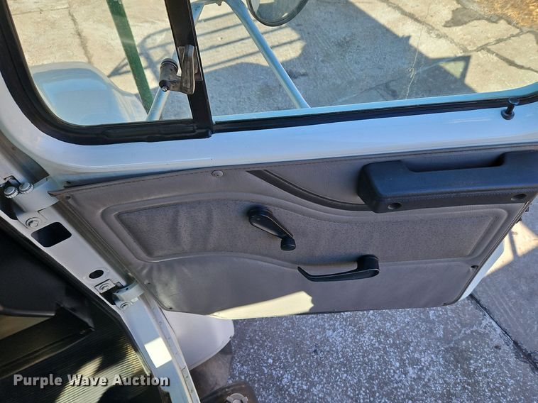 image for item EI3575 2000 International 4700 bucket truck