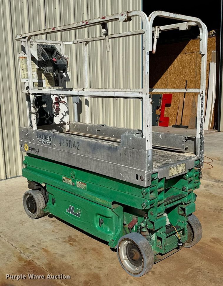 image for item EJ0266 2012 JLG 1930 ES scissor lift