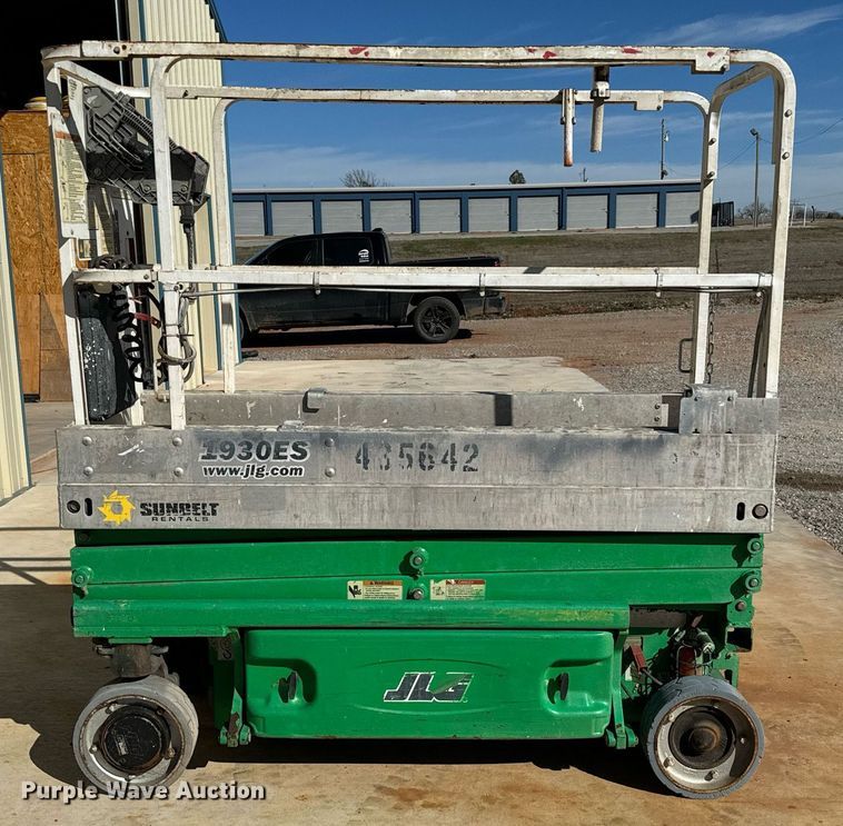 image for item EJ0266 2012 JLG 1930 ES scissor lift