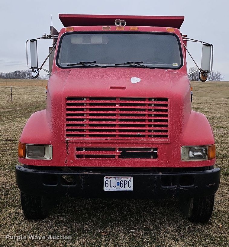 image for item EJ5925 1993 International 8100 dump truck