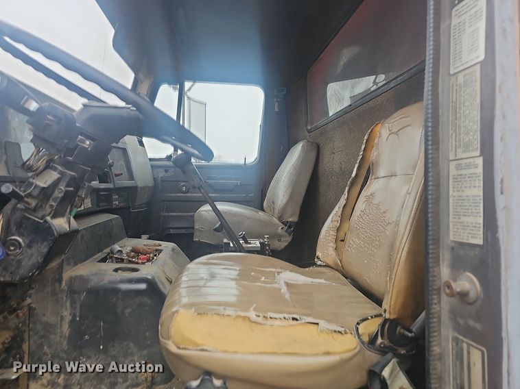 image for item EJ5925 1993 International 8100 dump truck