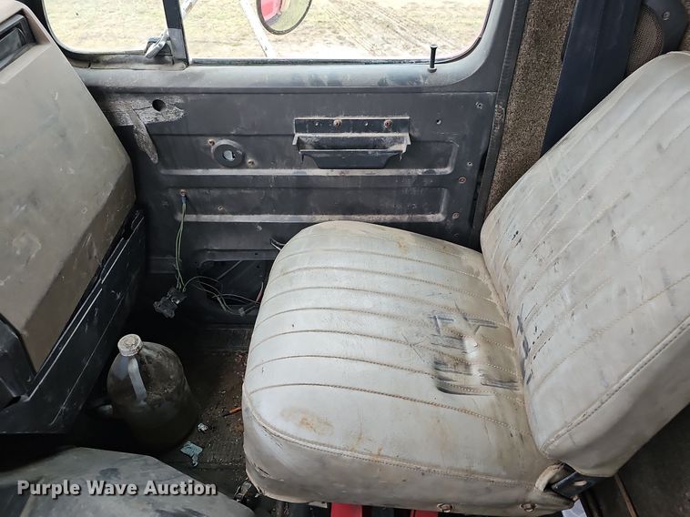 image for item EJ5925 1993 International 8100 dump truck