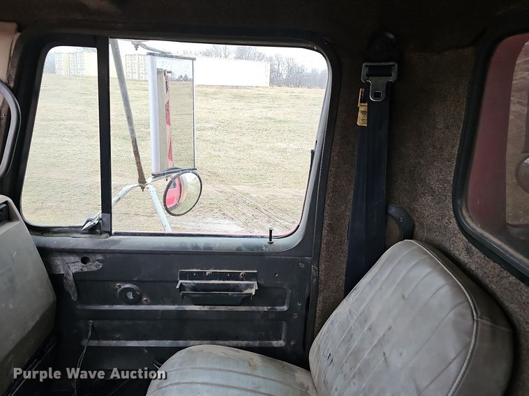 image for item EJ5925 1993 International 8100 dump truck