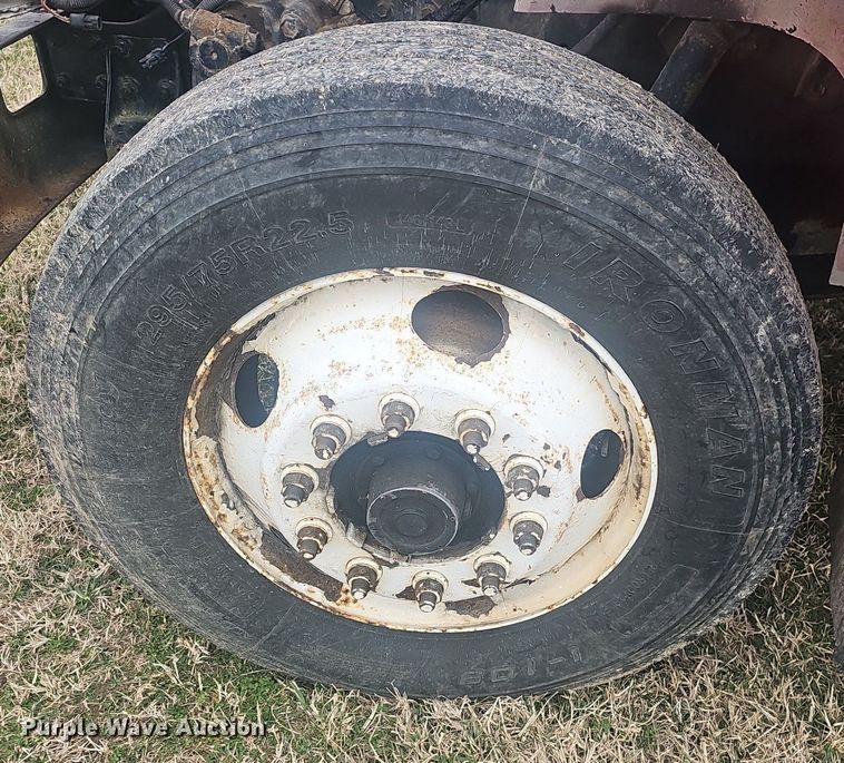 image for item EJ5925 1993 International 8100 dump truck