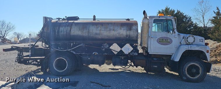 image for item EJ5931 1984 Ford LN8000 oil distributor truck