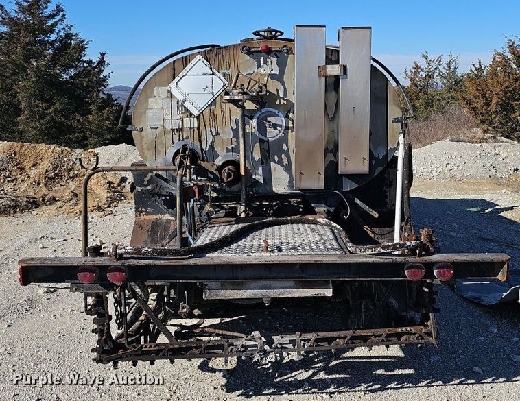 image for item EJ5931 1984 Ford LN8000 oil distributor truck