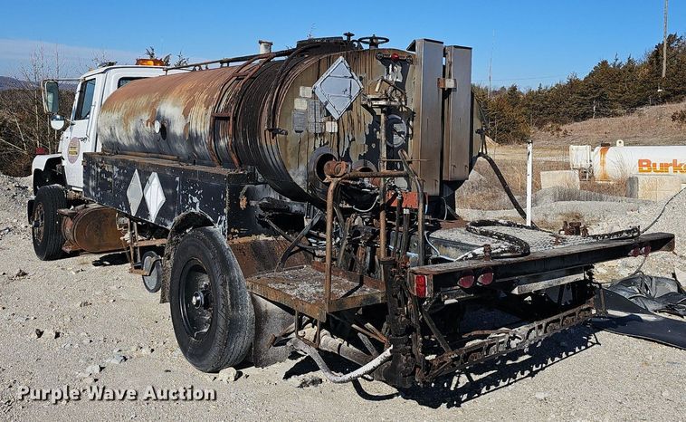 image for item EJ5931 1984 Ford LN8000 oil distributor truck