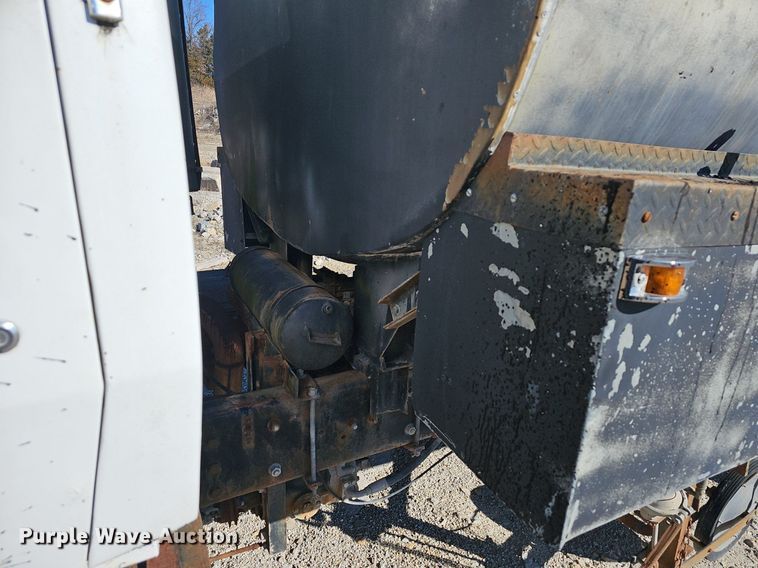 image for item EJ5931 1984 Ford LN8000 oil distributor truck