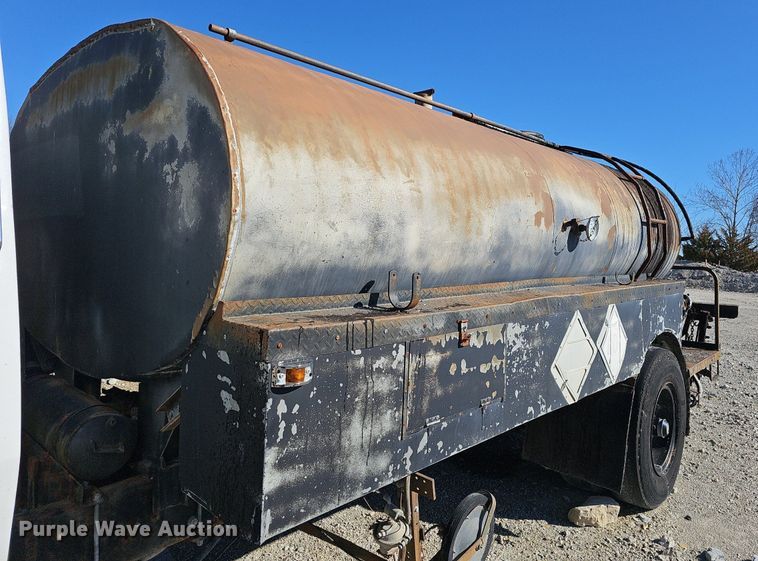 image for item EJ5931 1984 Ford LN8000 oil distributor truck