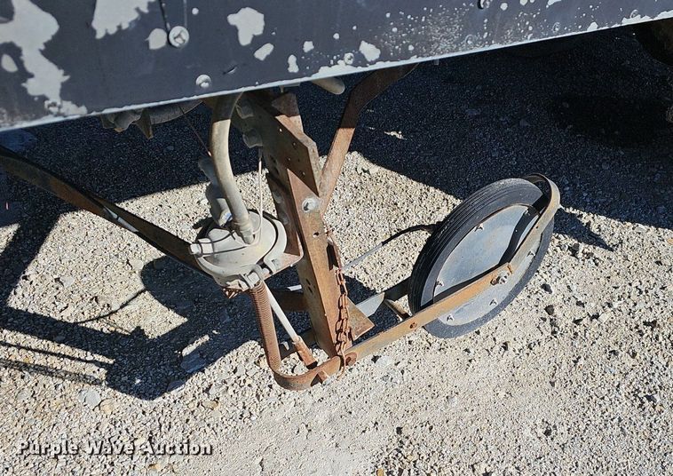 image for item EJ5931 1984 Ford LN8000 oil distributor truck