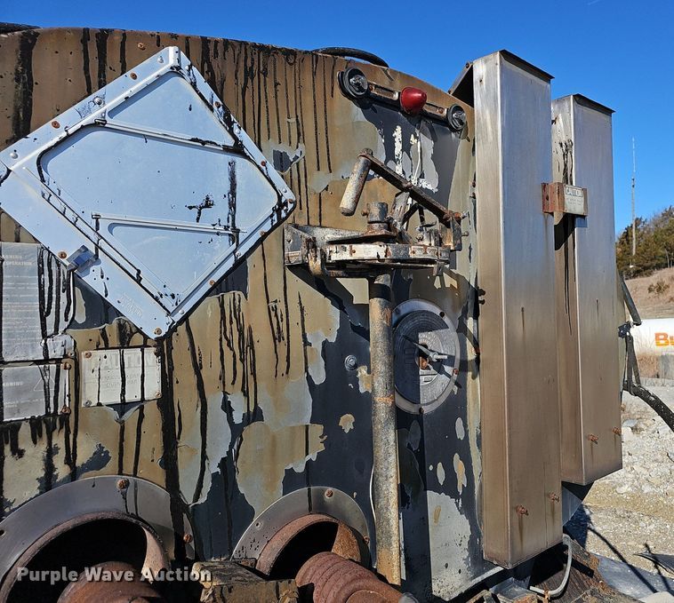 image for item EJ5931 1984 Ford LN8000 oil distributor truck