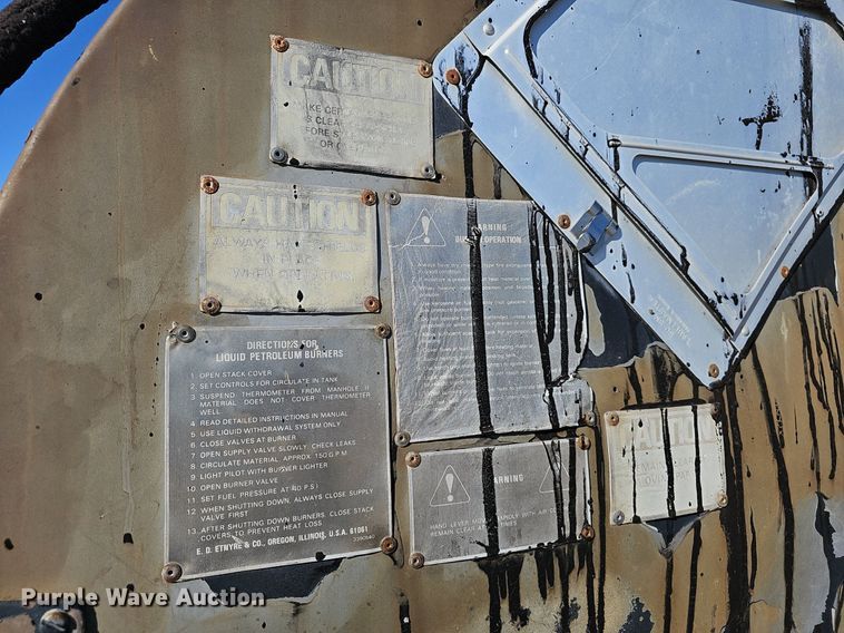 image for item EJ5931 1984 Ford LN8000 oil distributor truck