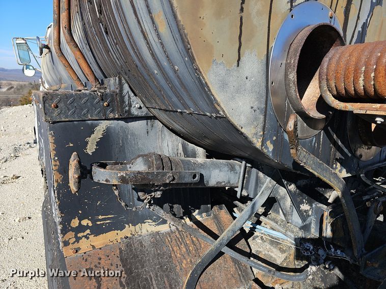 image for item EJ5931 1984 Ford LN8000 oil distributor truck