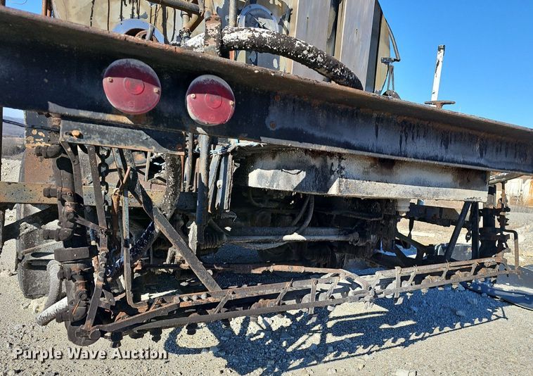 image for item EJ5931 1984 Ford LN8000 oil distributor truck