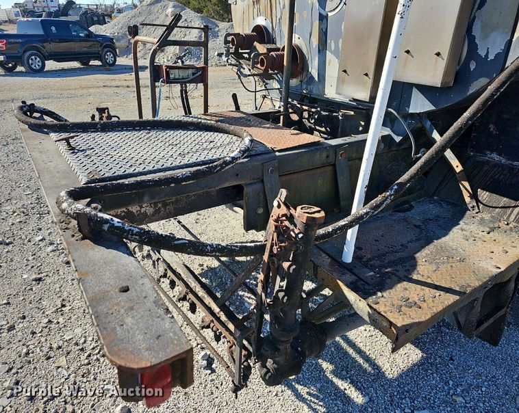 image for item EJ5931 1984 Ford LN8000 oil distributor truck