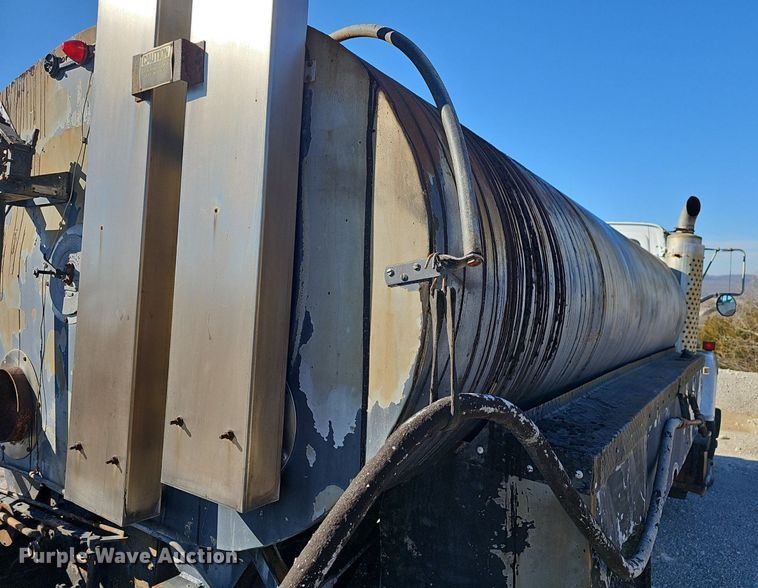 image for item EJ5931 1984 Ford LN8000 oil distributor truck